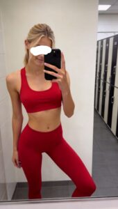 Nina macht ein Selfie für ihr Escort Profil in Fitnessoutfit