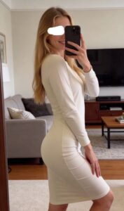 Caro Eileen Leipzig im Wohnzimmer mit offenem Haar