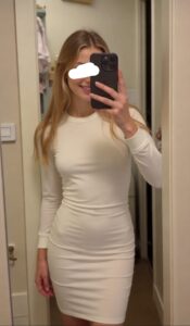 Caro Eileen Leipzig im Kleid im Flur