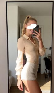 Caro Eileen Leipzig vor dem Spiegel mit Zopf